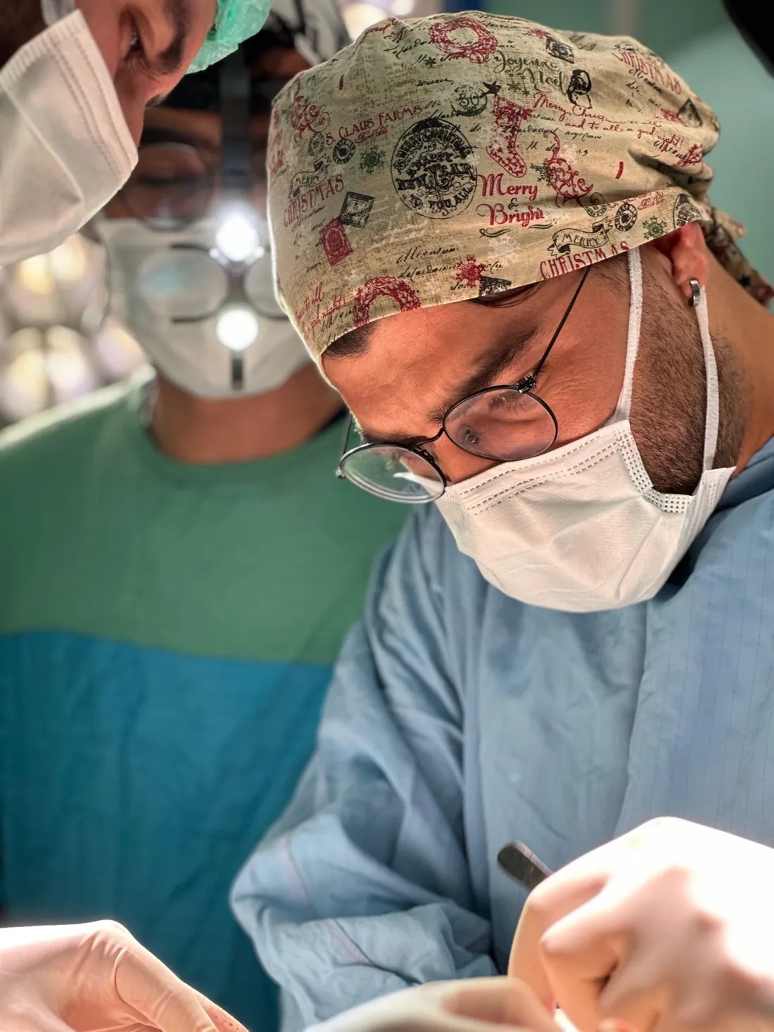 Op. Dr. Harun Tekin ameliyathanede cerrahi operasyon sırasında konsantre şekilde çalışırken